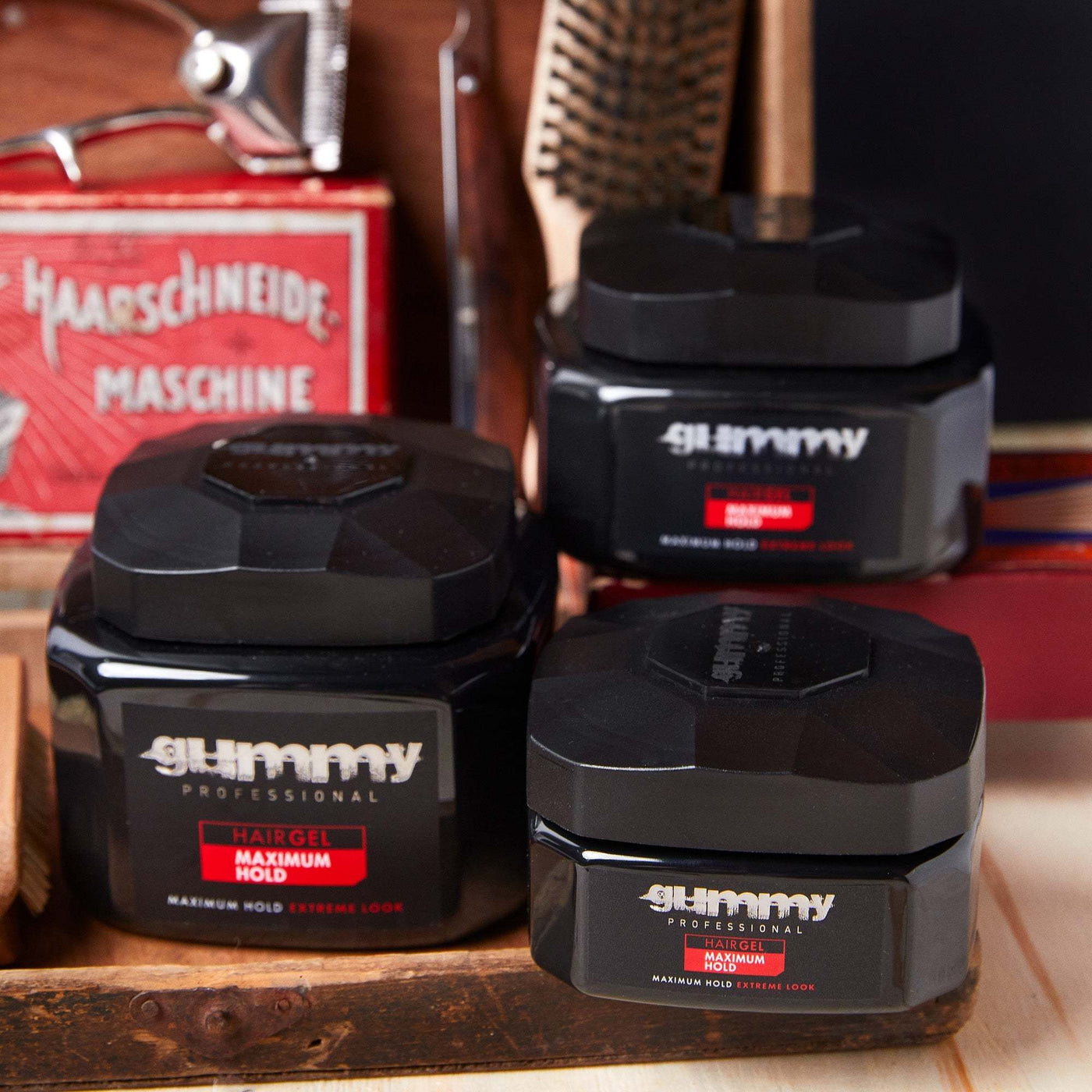 GUMMY HAARGEL 700 ML MAXIMALWIE BENUTZT MAN:
Tragen Sie von Hand auf feuchte Haare auf und formen Sie sie mit den Fingern, um den gewünschten Look zu erzielen.
PRODUKTBESCHREIBUNG:
Es ist idealgummyOnKozmetikGUMMY HAARGEL 700 ML