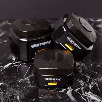 GUMMY HAARGEL 700 ML PLUSWIE BENUTZT MAN:
Tragen Sie von Hand auf feuchte Haare auf und 
PRODUKTBESCHREIBUNG:
Es ist ideal für harte und strukturierte Frisuren mit maximal starkem Halt.
Der gummyOnKozmetikGUMMY HAARGEL 700 ML